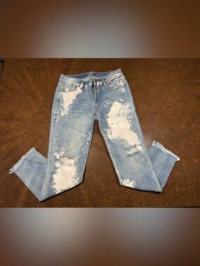Light Wash Distressed Women’s Jeans